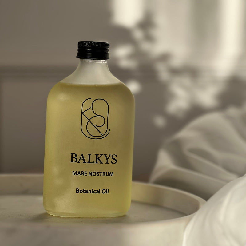 Olio corpo con 15 oli botanici e piante aromatiche della Puglia in un elisir mediterraneo.