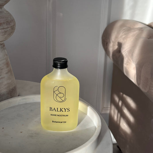 Olio corpo con 15 oli botanici e piante aromatiche della Puglia in un elisir mediterraneo.