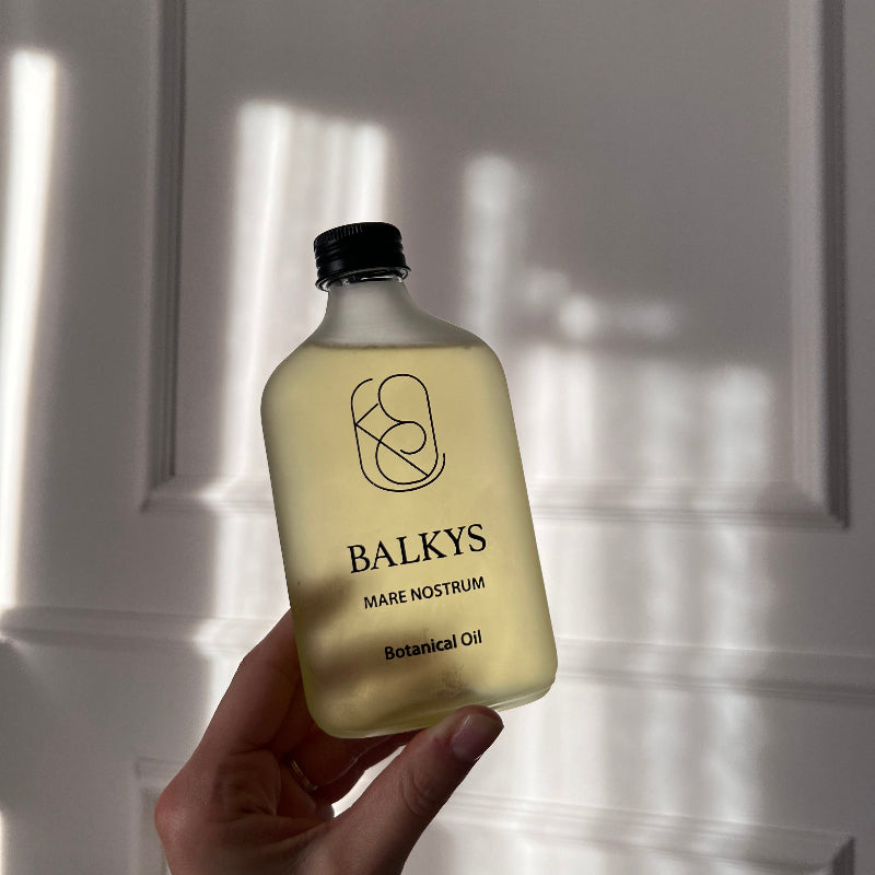 Olio corpo con 15 oli botanici e piante aromatiche della Puglia in un elisir mediterraneo.
