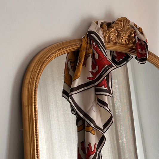 Foulard in seta – simboli di identità e trasformazione