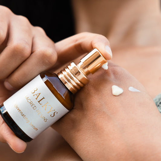 Siero viso nutriente e rimpolpante con peptidi effetto distensivo – Sacred Resins Rejuvenating Serum